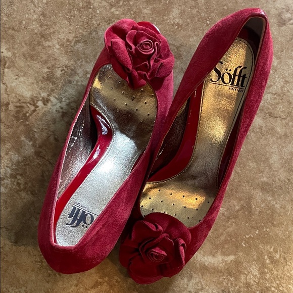 Söfft Red Suede Peep-Toe Heels with Rose Applique - Picture 4 of 4